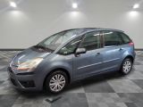 la petite voiture bleue est garée sur un carrelage à carreaux