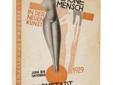 un vieux livre sur lequel figure l'image d'une femme debout sur une balle