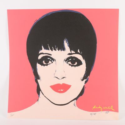 une image représentant un tableau représentant le visage d'une femme sur un fond rose