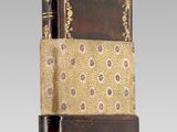 un vieux livre relié en cuir posé sur une table