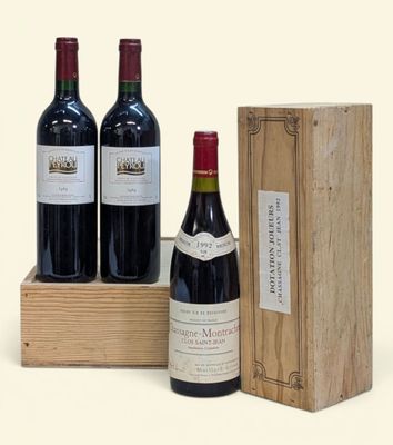 trois bouteilles de vin posées à côté d'une caisse en bois