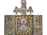 une image représentant une assiette en argent ornée d'une effigie de Jésus et d'autres objets religieux