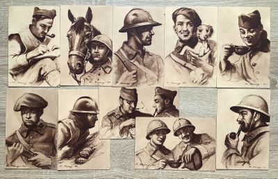 croquis de soldats en uniforme et coiffés d'un chapeau, réalisés sur une surface en bois