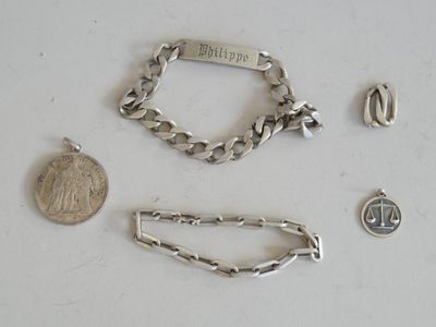plusieurs bijoux, dont un bracelet en argent, une pièce en argent et une chaîne en argent