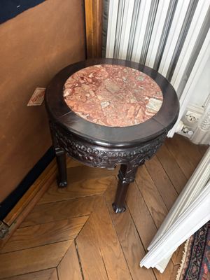 une petite table avec un plateau en marbre
