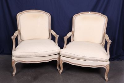 paire de chaises anciennes de style français avec des coussins rembourrés blancs