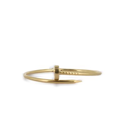 une bague en or surmontée d'une petite barre