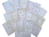 une pile de cartes blanches ornées de motifs variés