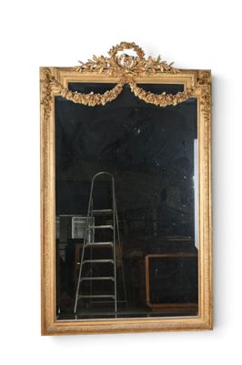 une image représentant un miroir avec une échelle placée devant