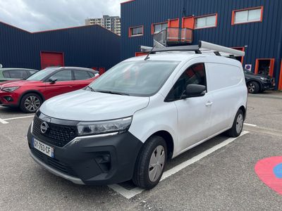 une camionnette blanche garée dans un parking à côté d'autres voitures