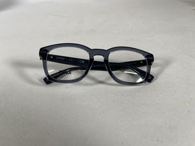 une paire de lunettes posée sur une table blanche