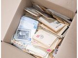 une boîte remplie de courrier posée par terre