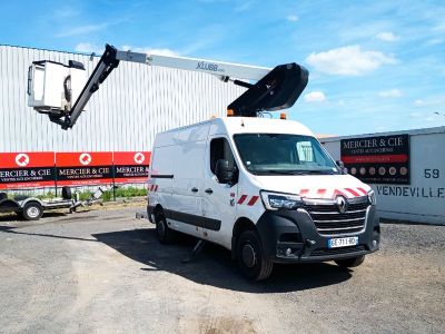 un camion blanc garé devant un bâtiment