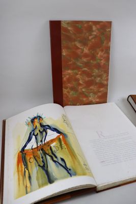 un livre ouvert posé sur une table à côté d'une tasse de café