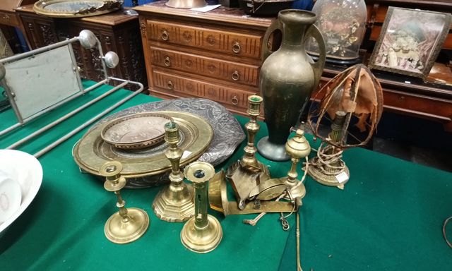 Lot de bibelot en cuivre, plateau, chandelier et divers
