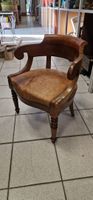 Fauteuil de bureau en noyer assise cuir.