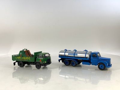 deux camions miniatures posés sur une surface blanche