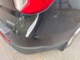 une voiture noire équipée d'un feu arrière rouge