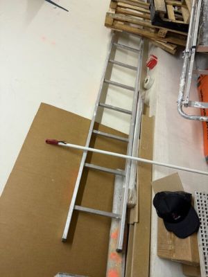 une échelle posée sur une table
