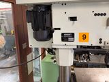a picture of a machine that is sitting in a room