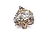 un gros plan d'une bague en diamant et en or sur fond blanc