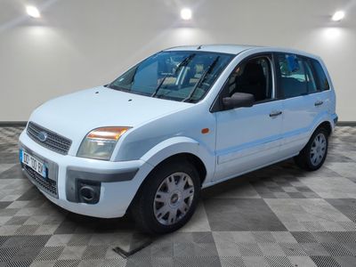 la photo d'une petite camionnette blanche garée dans un garage