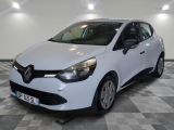 la voiture blanche est garée sur un sol en damier dans le garage