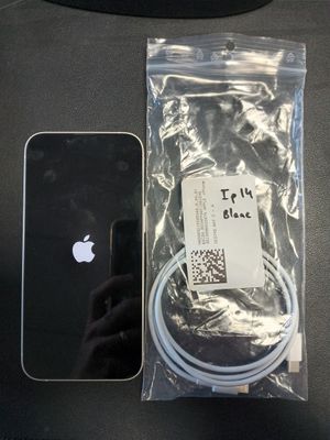 un iPhone noir à côté d'un sac rempli de câbles