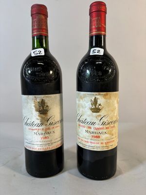 deux bouteilles de vin posées l'une à côté de l'autre sur une table