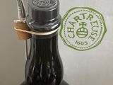 une bouteille de vin posée sur une table à côté d'un sac