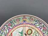 une assiette colorée décorée d'oiseaux et de fleurs