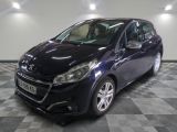 la voiture noire est garée dans le garage sur le sol en damier