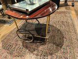 une table sur laquelle sont posés un livre et un vase