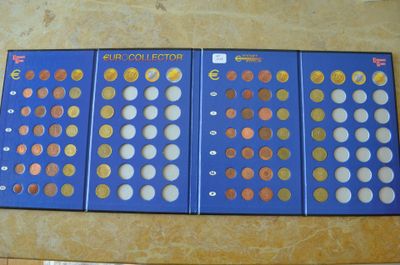 Quatre types de pièces différents sont exposés sur un comptoir.