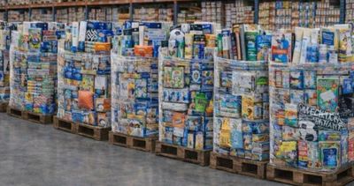 de nombreux cartons posés sur une palette dans un magasin