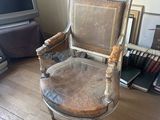 une chaise qui se trouve au milieu d'une pièce