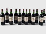 un groupe de six bouteilles de vin assises les unes à côté des autres