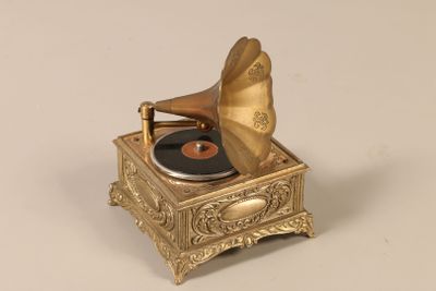 Boîte à musique en cuivre représentant un phonographe, serva… - Photo 1