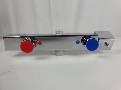 un gros plan d'une valve rouge, blanche et bleue sur fond blanc