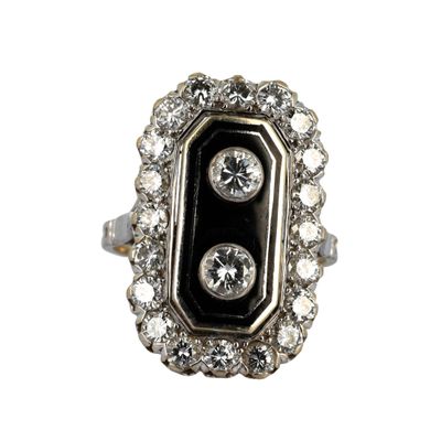 un gros plan d'une bague sertie de deux diamants