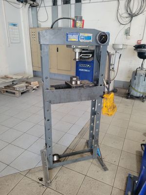 une machine qui se trouve dans une pièce avec de nombreux outils