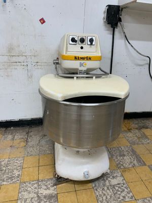 un robot assis sur les toilettes dans une salle de bains