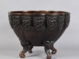 un bol ancien en bronze sur pied, sur fond blanc