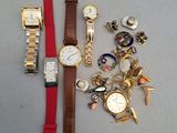 tout un tas de montres et de bracelets posés sur la table