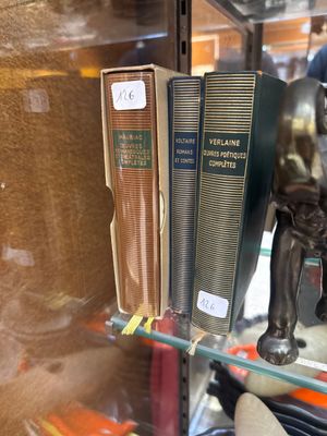 de nombreux livres sur une étagère dans une vitrine