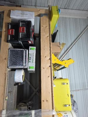 une caisse jaune posée sur une palette dans un garage