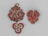trois broches victoriennes Garnett et une paire de boucles d'oreilles