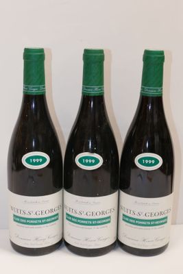 trois bouteilles de vin sont alignées sur une surface blanche