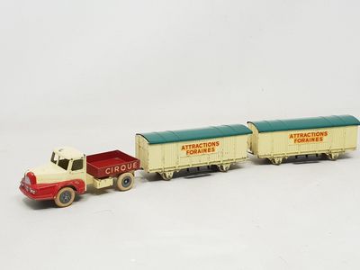 deux camions miniatures placés l'un à côté de l'autre sur une surface blanche
