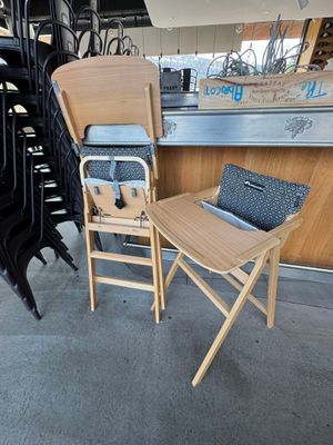 deux chaises et une table sur laquelle est posé un ordinateur portable